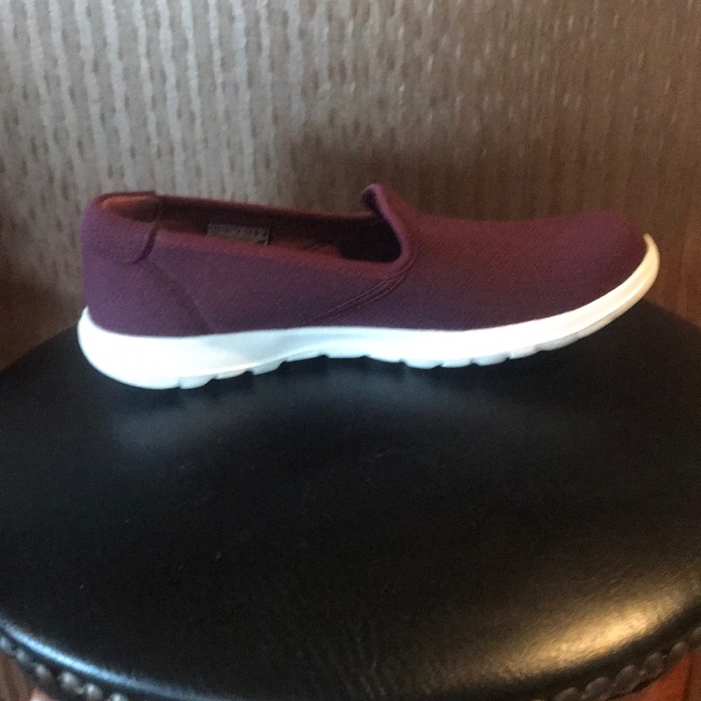 Sketchers Go walk lite Burgundy 6.5 sneakers
